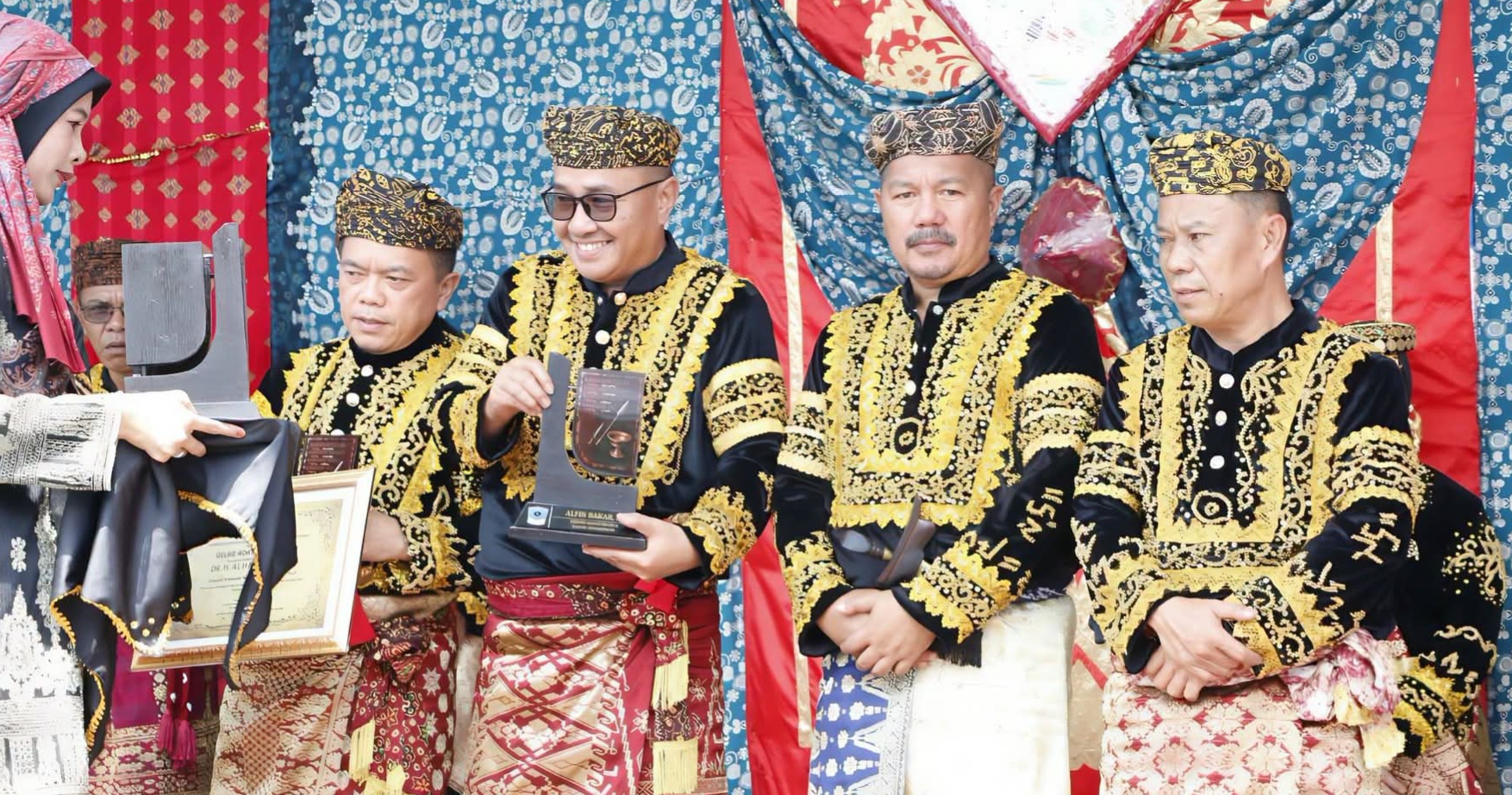 Kenduri Sko 6 Luhah, Wako Alfin Terima Gelar Adat Depati Susun Negroi Tanoh Sunge Pnoh