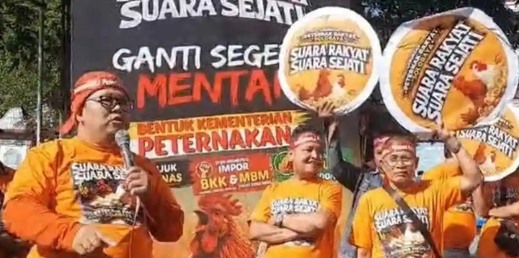 Harga Ayam dan Telur Terpuruk, Peternak Soloraya Turun ke Jalan dan Mandi Telur