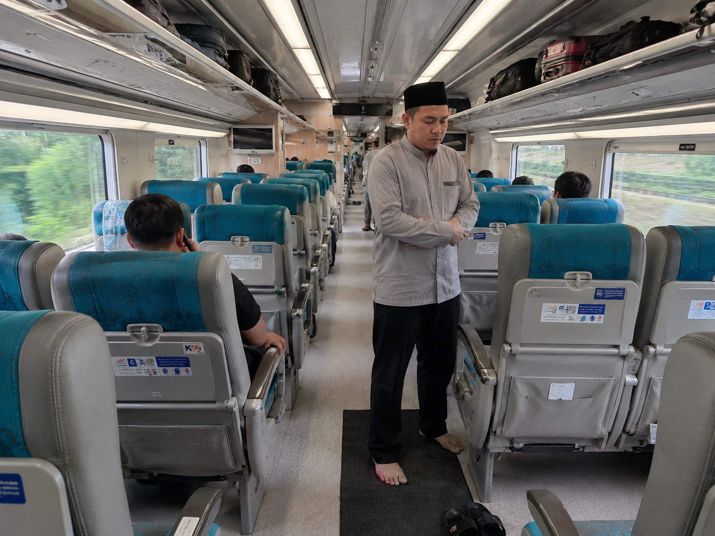 Bingung Arah Kiblat Saat Salat di Kendaraan? Begini Hukumnya Menurut Ulama