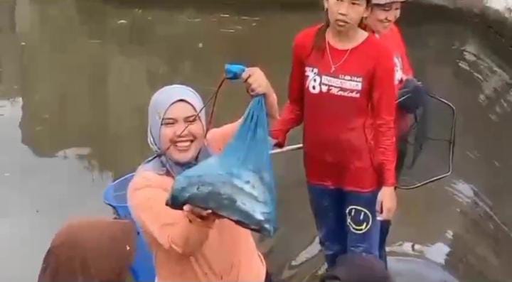 Tangkap Ikan Sambil Galang Dana Masjid, Cara Unik Warga Tanjung Genting Rayakan HUT RI