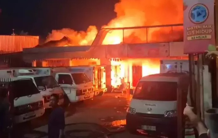 Kantor dan Gudang Yakult di Gowa Terbakar, 12 Mobil Boks Nyaris Dilalap Api