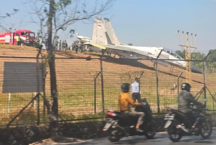 Jet Tempur Sukhoi TNI AU Tergelincir di Maros,Ekor Pesawat Terlihat Mengeluarkan Asap