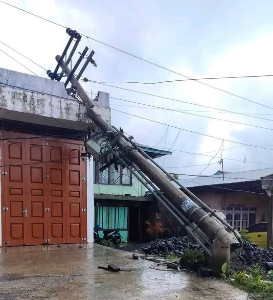 Angin Kencang Terjang Kerinci, 3 Tiang Listrik Roboh hingga Timpa Rumah Warga