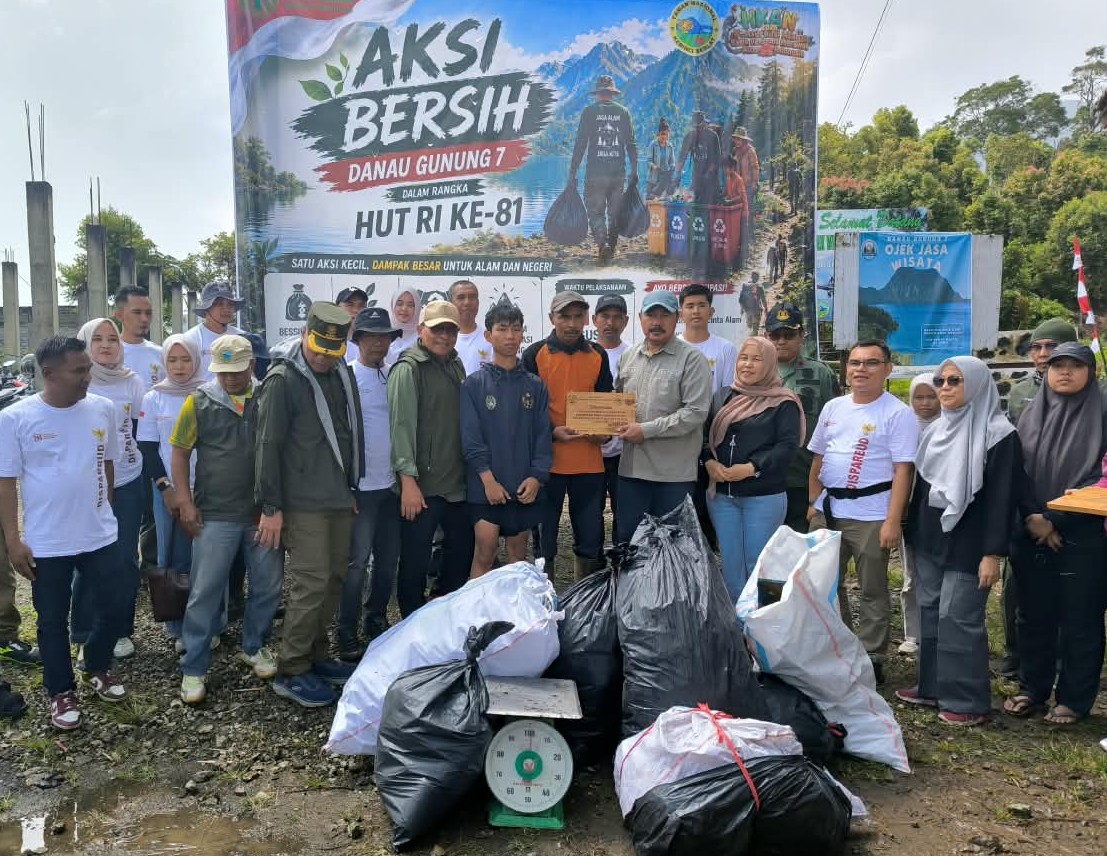 HUT RI,150 Peserta Bersih 580 Kg Sampah dari Jalur Pendakian Danau Gunung Tujuh