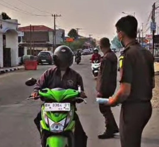 Kejari Sungai Penuh Bagikan Masker kepada Warga, Wujud Kepedulian di Tengah Kualitas Udara