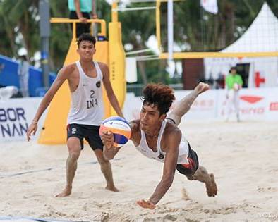Pasangan bola voli pantai putra Indonesia, Bintang Akbar/Sofyan Rachman Efendi, melaju ke babak 16 besar Asian Games Aichi-Nagoya 2026 dengan catatan sempurna. Bintang/Sofyan memimpin Pul C setelah meraih tiga kemenangan tanpa kehilangan satu set. Pada laga terakhir, mereka mengalahkan pasangan Filipina James Buytrago/Ronniel Rosales dengan skor 2-0 (21-18, 21-15) di Lapangan Pantai Hekinan Ryokuchi, Aichi, Jepang, Minggu (27/9/2026). Sejak awal pertandingan, Bintang/Sofyan langsung mengambil kendali permainan. Kombinasi servis, blok, dan smes tajam membuat pasangan Filipina kesulitan mengembangkan serangan. Bintang/Sofyan menjaga keunggulan hingga akhir set pertama dan menang 21-18. Pada set kedua, mereka kembali tampil agresif dan menutup pertandingan dengan skor 21-15. Tiga Kemenangan Tanpa Kehilangan Set Kemenangan tersebut melengkapi catatan sempurna Bintang/Sofyan di fase grup. Pada pertandingan pertama, mereka menundukkan pasangan Vietnam Nguyen Lam Toi/Nguyen Van Viet dengan skor 21-18 dan 21-15. Bintang/Sofyan kemudian menghentikan pasangan Mongolia Amar Batmunkh/Shijir-erdene Bat-Enkh dengan kemenangan telak 21-8 dan 21-6. Catatan tersebut membuat Bintang/Sofyan mengoleksi tiga kemenangan sekaligus mengamankan posisi puncak Pul C. Andi Puji Permainan Bintang/Sofyan Pelatih tim voli pantai Indonesia, Andi Ardiansyah, menilai Bintang/Sofyan mampu menjalankan strategi dengan baik. Pengalaman menghadapi lawan di sejumlah kejuaraan AVC juga membantu keduanya membaca permainan. "Alhamdulillah, anak-anak bisa bermain sesuai instruksi. Mereka juga pernah bertemu di kejuaraan-kejuaraan AVC, jadi anak-anak sudah hafal titik kelemahan lawan," kata Andi. Kini, Bintang/Sofyan menunggu hasil undian untuk mengetahui lawan pada babak 16 besar. "Alhamdulillah, sekarang kami menunggu undian untuk menentukan lawan di babak 16 besar," ujar Andi. Andalan Indonesia di Bola Voli Pantai Bintang/Sofyan menjadi salah satu pasangan andalan Indonesia di Asian Games 2026. Keduanya sebelumnya meraih medali emas SEA Games 2025. Pada 2024, Bintang/Sofyan juga mencatat prestasi di level internasional dengan menjuarai Volleyball World Beach Pro Tour di Qingshan, China. Indonesia Punya Dua Wakil di 16 Besar Indonesia kini memiliki dua pasangan putra di babak 16 besar. Sebelumnya, Imam Faisal/Fairuz Bayhaqly mengamankan tiket fase gugur setelah menempati posisi kedua Pul E. Imam/Fairuz meraih kemenangan atas pasangan Korea Selatan Inho Bae/Minsu Yeo pada fase grup di Hekinan Ryokuchi Beach Court, Aichi, Jepang, Jumat (25/9/2026).