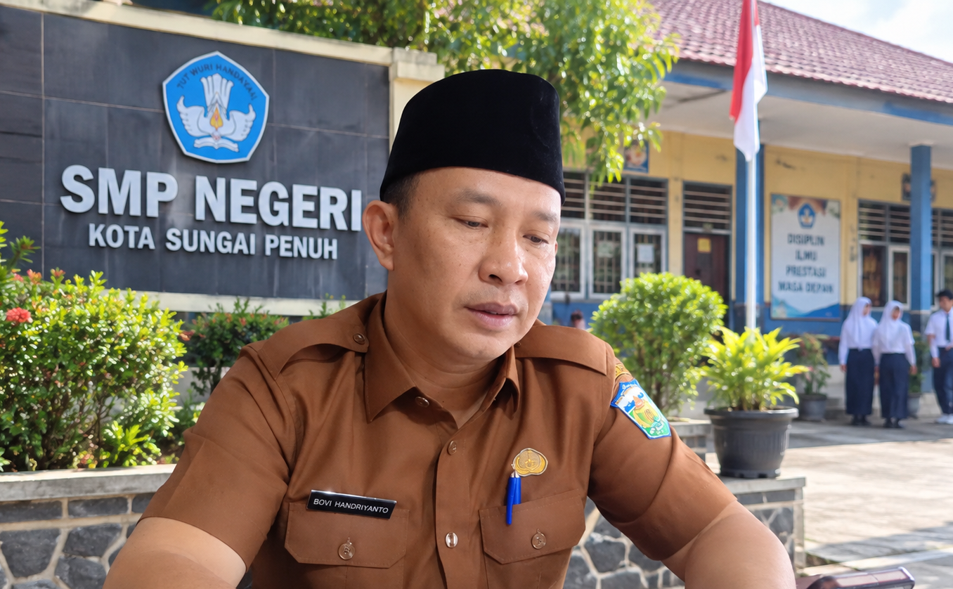 SUNGAI PENUH – Pemerintah Kota Sungai Penuh melakukan penataan jabatan kepala sekolah di sejumlah sekolah menengah pertama negeri (SMPN). Dalam penataan tersebut, lima kepala SMPN mengalami pergantian dan untuk sementara sekolah dipimpin oleh pelaksana tugas (Plt). Plt Kepala Dinas Pendidikan Kota Sungai Penuh, Bovi Handriyanto, S.Pd., mengatakan penataan kepala sekolah dilakukan dengan mempertimbangkan sejumlah hal. Menurut Bovi, beberapa kepala sekolah memasuki masa pensiun. Selain itu, terdapat kepala sekolah yang sudah menjabat selama dua periode sehingga perlu mengikuti penataan sesuai ketentuan. Penataan Mengacu Seleksi dan Arahan BKN Selain faktor masa jabatan dan pensiun, Pemerintah Kota Sungai Penuh juga mempertimbangkan hasil seleksi melalui sistem serta petunjuk dari Badan Kepegawaian Negara (BKN). Karena itu, penataan kepala sekolah menjadi bagian dari upaya pemerintah daerah memperbaiki manajemen pendidikan di tingkat sekolah. Bovi menjelaskan, pemerintah belum menetapkan kepala sekolah definitif untuk lima sekolah tersebut. Untuk menjaga kegiatan pendidikan tetap berjalan, pemerintah menunjuk sejumlah pejabat sebagai Plt. Lima SMPN Dipimpin Plt Adapun lima sekolah yang kini dipimpin Plt, yakni Mela sebagai Plt Kepala SMP Negeri 1 Sungai Penuh. Kemudian, Ananto Asril mendapat tugas sebagai Plt Kepala SMP Negeri 4 Sungai Penuh. Selanjutnya, Lamia Dareni ditunjuk sebagai Plt Kepala SMP Negeri 8 Sungai Penuh. Sementara itu, Busrizal dipercaya sebagai Plt Kepala SMP Negeri 12 Sungai Penuh. Sedangkan Dedi mendapat tugas sebagai Plt Kepala SMP Negeri 13 Sungai Penuh. Kelima Plt tersebut menjalankan tugas kepemimpinan sekolah selama pemerintah daerah memproses pengisian jabatan kepala sekolah definitif. Seleksi Kepala Sekolah Definitif Berlanjut Bovi menegaskan, penunjukan Plt tidak berarti pemerintah telah menetapkan kepala sekolah definitif. Selanjutnya, Pemerintah Kota Sungai Penuh masih menjalankan tahapan seleksi sesuai ketentuan yang berlaku. Hasil seleksi nantinya menjadi dasar dalam menentukan kepala sekolah definitif. Dengan demikian, penataan tersebut diharapkan tidak mengganggu proses belajar mengajar di lima SMPN. Pemerintah juga memastikan aktivitas pendidikan tetap berjalan selama proses pengisian jabatan berlangsung. Bovi mengatakan pemerintah akan menunggu hasil seleksi sebelum menetapkan kepala sekolah definitif di lima sekolah tersebut.