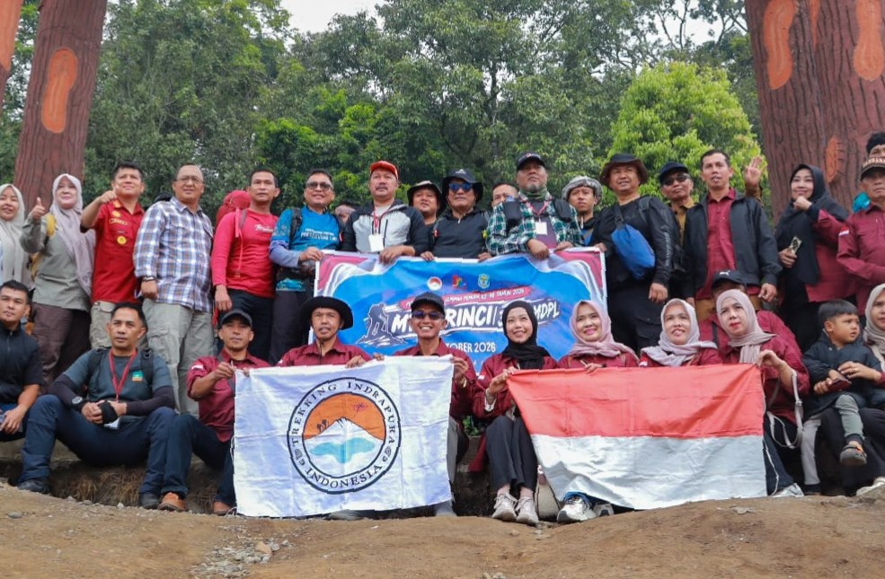 Momen Sumpah Pemuda,28 Pemuda Bersama Bupati Kerinci Taklukkan Gunung Kerinci
