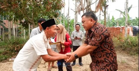 Sekda Muaro Jambi Sambangi Korban Kebakaran di Tangkit, Salurkan Kasur dan Bantuan Logistik