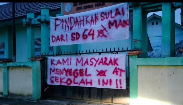 Pagar SDN 064 Tanah Kampung Disegel, Wali Murid Desak Kepala Sekolah Diganti