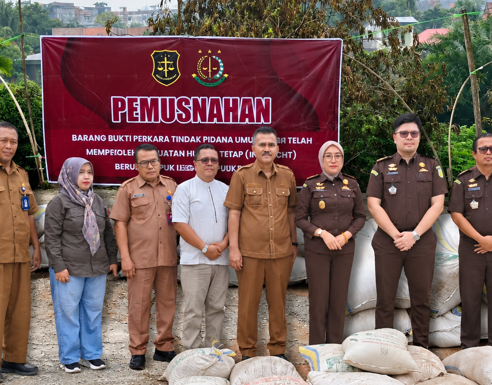 Jangan Terkecoh Kemasan, Kejari Merangin Musnahkan 204 Sak Pupuk Ilegal